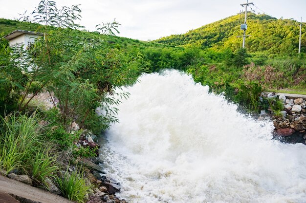 Desenfoque de movimiento de la cascada desde el desbordamiento de la presa en la temporada de lluvias, Nakhonsawan, Tailandia