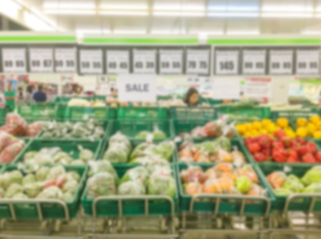 Desenfoque de movimiento de los estantes de frutas en el supermercado