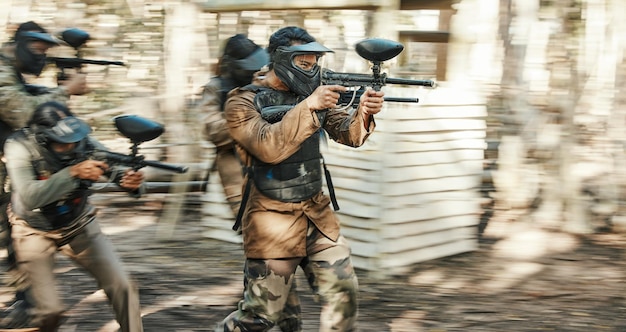 Desenfoque de movimiento de trabajo en equipo y paintball con el hombre en el juego para la velocidad del patio y el juego Misión de desafío y soldado con personas disparando en el campo de batalla para el entrenamiento de armas y guerreros