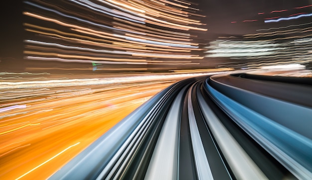 Foto desenfoque de movimiento del tren que se mueve dentro del túnel con luz natural