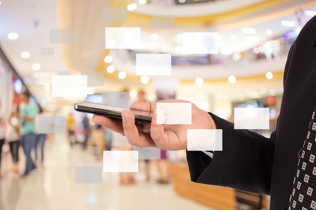 Desenfoque de personas de la imagen en el centro comercial