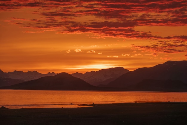 Desenfoque de puesta de sol en el lago y la montaña, paisaje de verano con luz solar, superficie abstracta