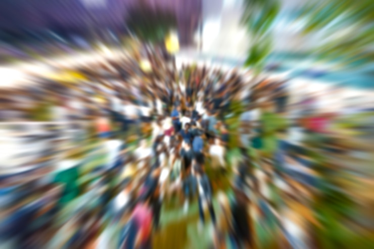 Foto desenfoque de radio de movimiento sobre las personas que se unieron al concierto al aire libre por la noche.