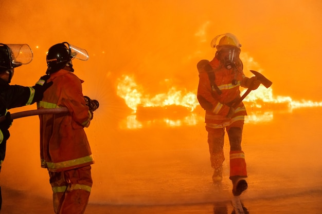 Desenfoques y siluetas de bomberos extinguiendo incendios y ayudando a las víctimas.