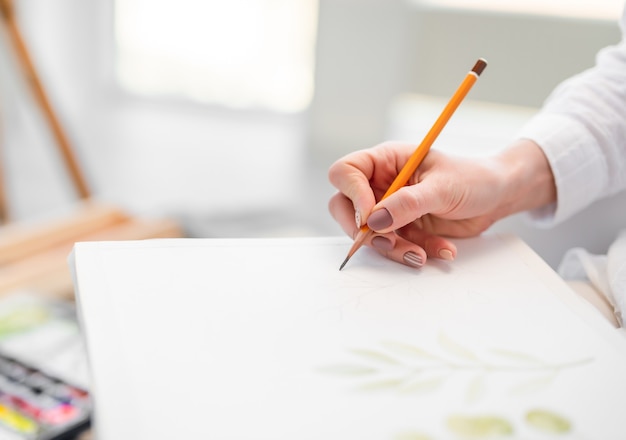 Foto desenhando com lápis em papel branco