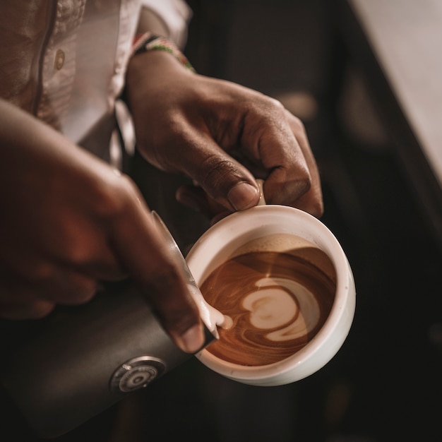 Desenhando latte art em uma xícara de café expresso