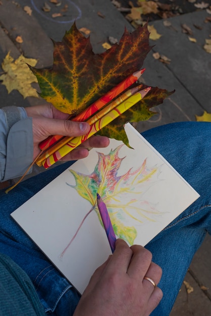 Foto desenhando um esboço rápido de folhagem de outono