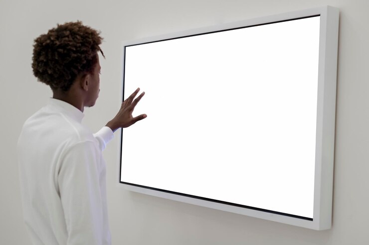 Foto desenhista criando arte em uma tela digital