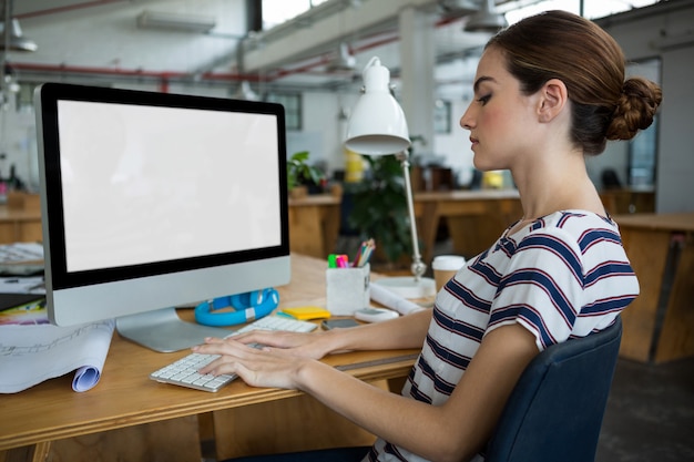 Desenhista gráfica feminina a trabalhar no computador