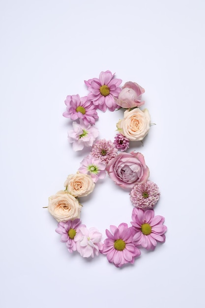 Desenho de cartão de saudação de 8 de março feito com belas flores em fundo branco vista superior