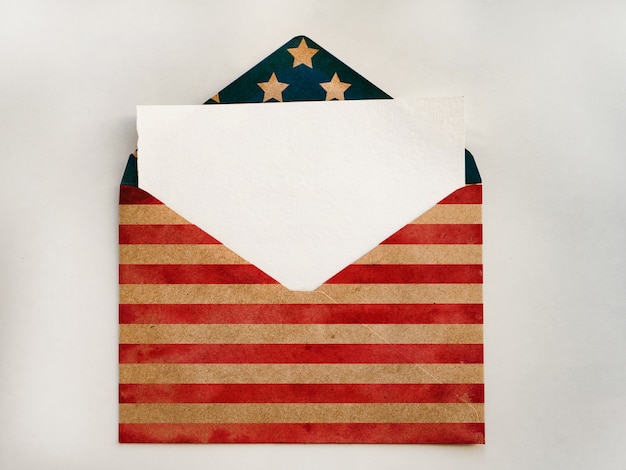 Desenho de envelope com as cores da bandeira americana