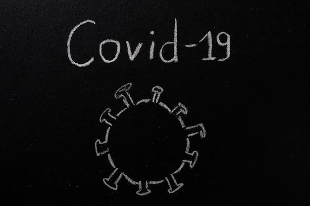 Desenho de giz de um vírus COVID19 no quadro-negro