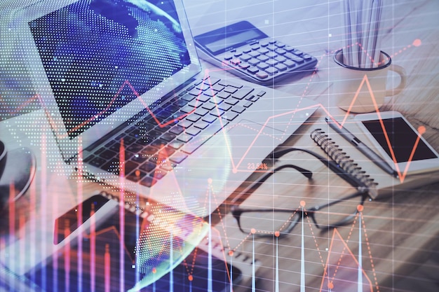 Desenho de gráfico financeiro e tabela com computador em fundo Exposição múltipla Conceito de mercados internacionais