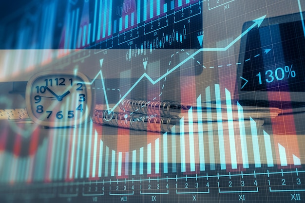 Desenho de gráfico financeiro e tabela com computador em fundo Exposição múltipla Conceito de mercados internacionais