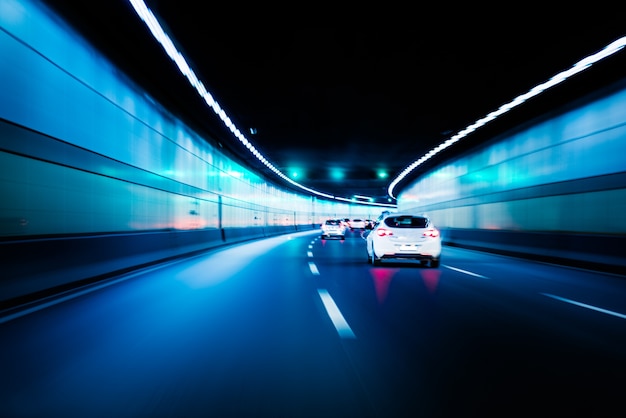 Desenho de movimento de tráfego de carro de túnel de cor cromada embaçada. O borrão de movimento visualiza a velocidade e a dinâmica.