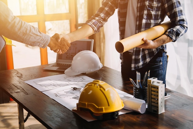 Desenho de reunião de trabalho em equipe de engenheiro trabalhando na reunião de projeto para o projeto que trabalha com o parceiro na construção de modelos e ferramentas de engenharia no local de trabalho Conceito de construção e estrutura