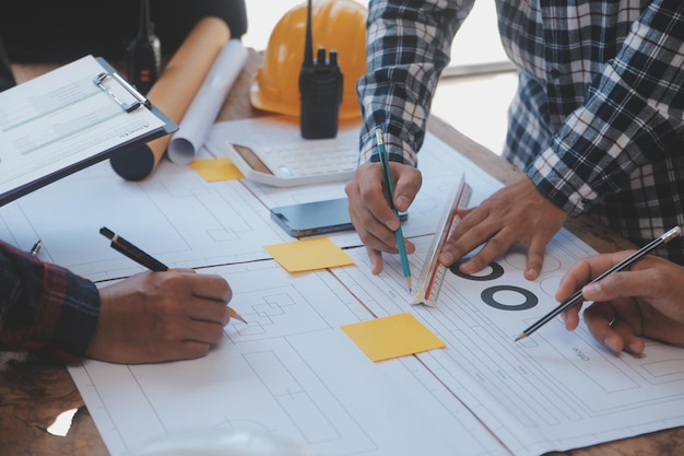 Desenho de reunião de trabalho em equipe de engenheiro trabalhando na reunião de projeto para o projeto que trabalha com o parceiro na construção de modelos e ferramentas de engenharia no local de trabalho Conceito de construção e estrutura