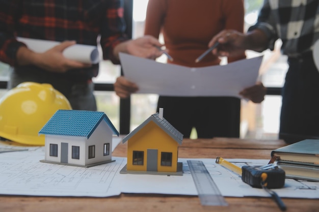 Desenho de reunião de trabalho em equipe de engenheiro trabalhando na reunião de projeto para o projeto que trabalha com o parceiro na construção de modelos e ferramentas de engenharia no local de trabalho Conceito de construção e estrutura