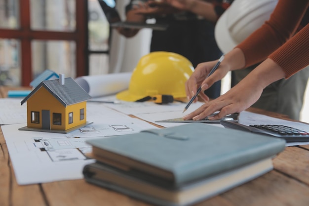 Desenho de reunião de trabalho em equipe de engenheiro trabalhando na reunião de projeto para o projeto que trabalha com o parceiro na construção de modelos e ferramentas de engenharia no local de trabalho Conceito de construção e estrutura