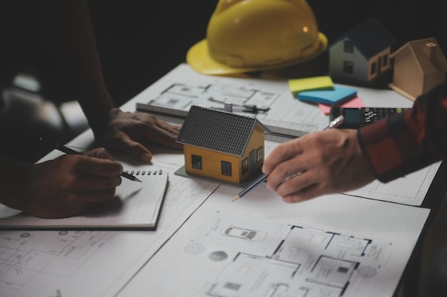 Desenho de reunião de trabalho em equipe de engenheiro trabalhando na reunião de projeto para o projeto que trabalha com o parceiro na construção de modelos e ferramentas de engenharia no local de trabalho Conceito de construção e estrutura