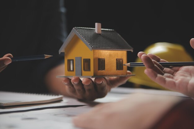 Desenho de reunião de trabalho em equipe de engenheiro trabalhando na reunião de projeto para o projeto que trabalha com o parceiro na construção de modelos e ferramentas de engenharia no local de trabalho Conceito de construção e estrutura