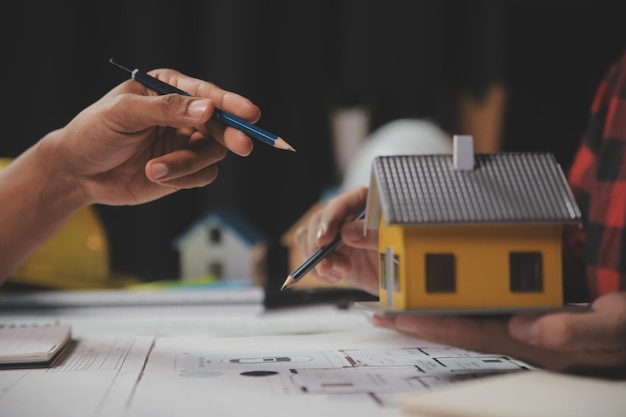 Desenho de reunião de trabalho em equipe de engenheiro trabalhando na reunião de projeto para o projeto que trabalha com o parceiro na construção de modelos e ferramentas de engenharia no local de trabalho Conceito de construção e estrutura