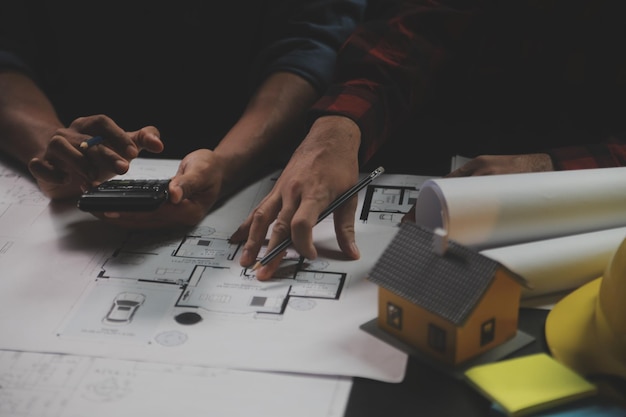 Desenho de reunião de trabalho em equipe de engenheiro trabalhando na reunião de projeto para o projeto que trabalha com o parceiro na construção de modelos e ferramentas de engenharia no local de trabalho Conceito de construção e estrutura