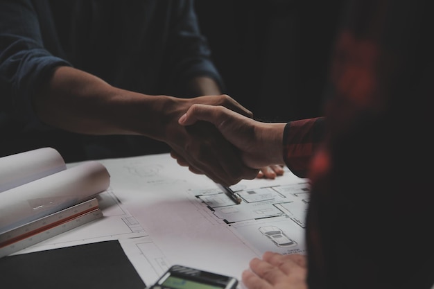 Desenho de reunião de trabalho em equipe de engenheiro trabalhando na reunião de projeto para o projeto que trabalha com o parceiro na construção de modelos e ferramentas de engenharia no local de trabalho Conceito de construção e estrutura