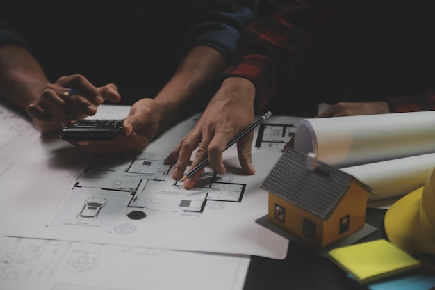 Desenho de reunião de trabalho em equipe de engenheiro trabalhando na reunião de projeto para o projeto que trabalha com o parceiro na construção de modelos e ferramentas de engenharia no local de trabalho Conceito de construção e estrutura