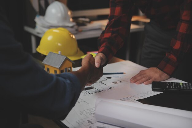 Desenho de reunião de trabalho em equipe de engenheiro trabalhando na reunião de projeto para o projeto que trabalha com o parceiro na construção de modelos e ferramentas de engenharia no local de trabalho Conceito de construção e estrutura