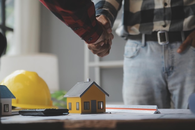 Foto desenho de reunião de trabalho em equipe de engenheiro trabalhando na reunião de projeto para o projeto que trabalha com o parceiro na construção de modelos e ferramentas de engenharia no local de trabalho conceito de construção e estrutura