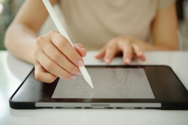 Desenho em tablet digital com técnica de caneta