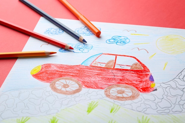 Foto desenho infantil de carro vermelho sobre plano de fundo colorido