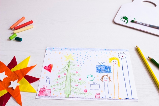 Desenho infantil de família feliz no Natal