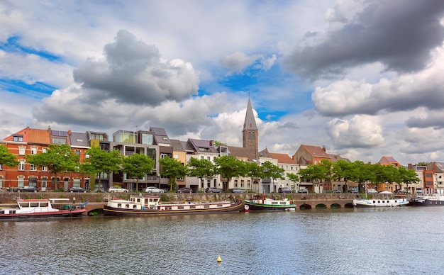 Desenho pitoresco do rio Leie na cidade de Gante, na Bélgica