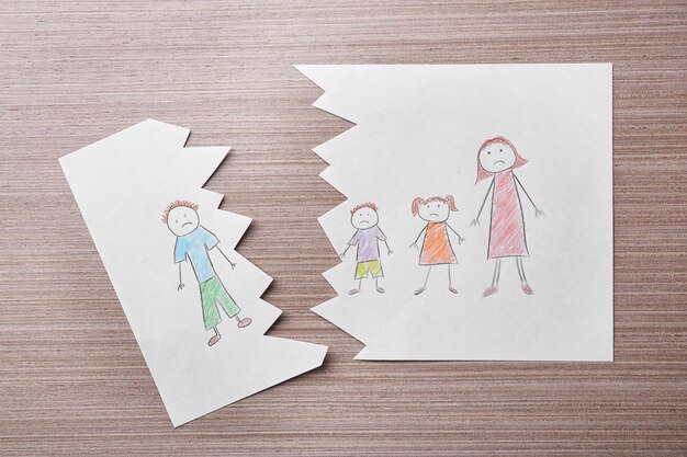 Foto desenho rasgado na mesa de madeira conceito de direito familiar