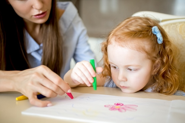 Desenho sério da menina com a mãe ou o baby-sitter