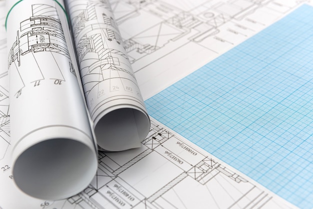 Desenho técnico com papel milimetrado e ferramentas de desenho