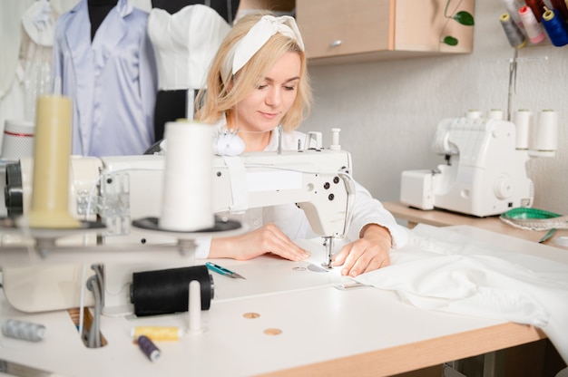 desenho tesoura fita métrica e máquina de costura Local de trabalho de uma costureira