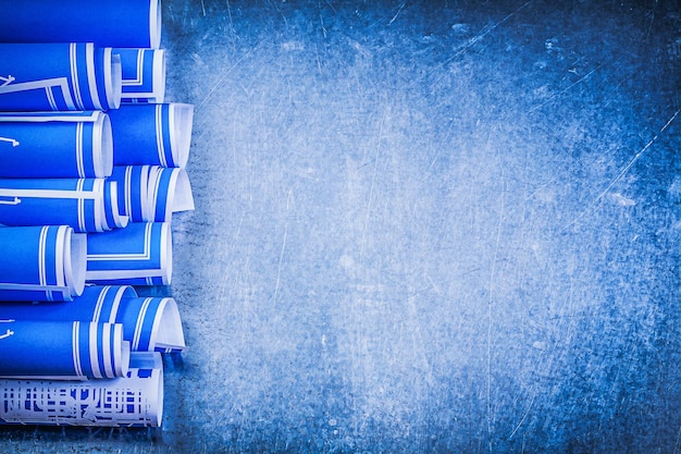 Desenhos de construção laminados azuis no conceito de manutenção de fundo metálico