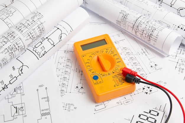 Desenhos de engenharia elétrica e multímetro digital