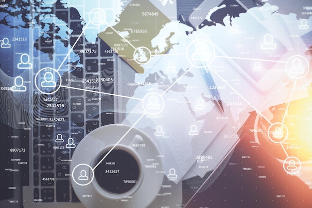 Desenhos de hologramas de redes sociais sobre o computador no fundo da área de trabalho Visão superior Exposição múltipla Conceito de conexão de pessoas