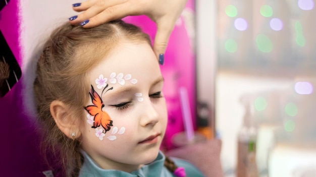 Criança Com Uma Cara Pintada Com Pinturas Coloridas Foto de Stock