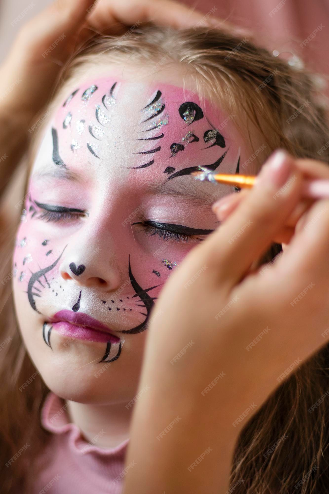 Criança Com Uma Cara Pintada Com Pinturas Coloridas Foto de Stock