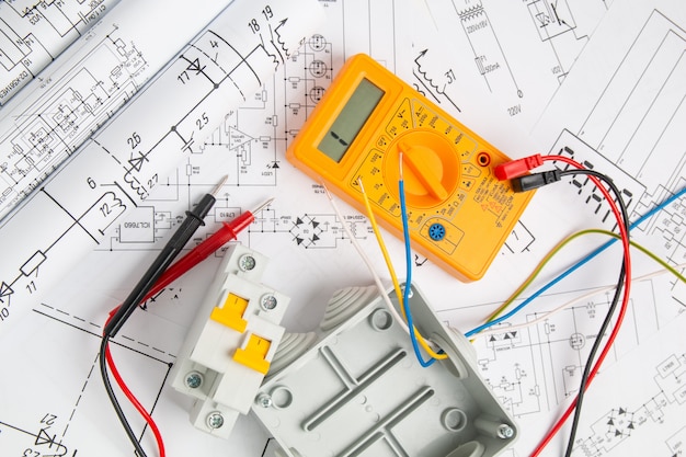 Desenhos elétricos, interruptores, disjuntores, caixa de corte e multímetro digital. instalação de sistemas de alimentação