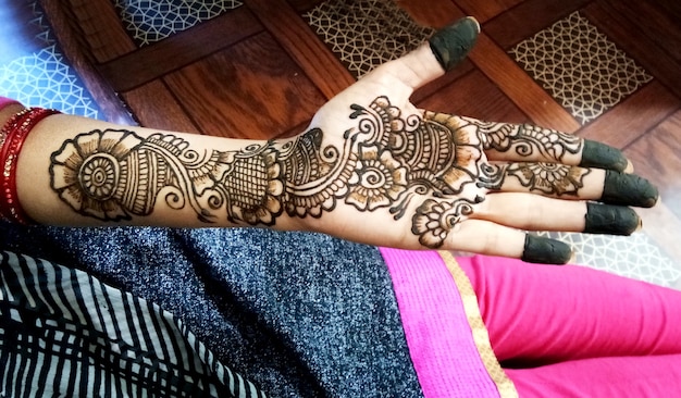 Desenhos populares de Mehndi para mãos ou pintados com as tradições indígenas Mehandi