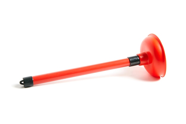 Foto desentupidor de borracha com cabo vermelho isolado em fundo branco ferramenta para limpar entupimentos de ralos
