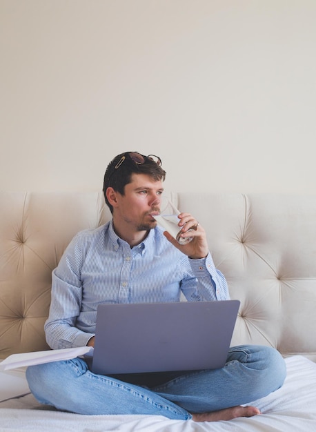 Desenvolvedor de home office feliz bebendo água sem gás