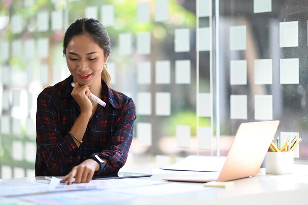 Desenvolvedor de sites feminino atraente planejando desenvolvimento de aplicativos para celular no escritório criativo