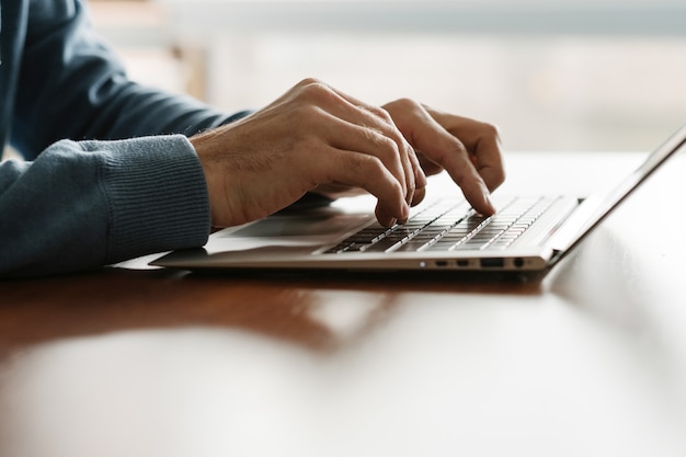 Desenvolvedor Web no trabalho. Criação de aplicativos. Homem codificando no laptop. Programação de software. Esfera de TI.